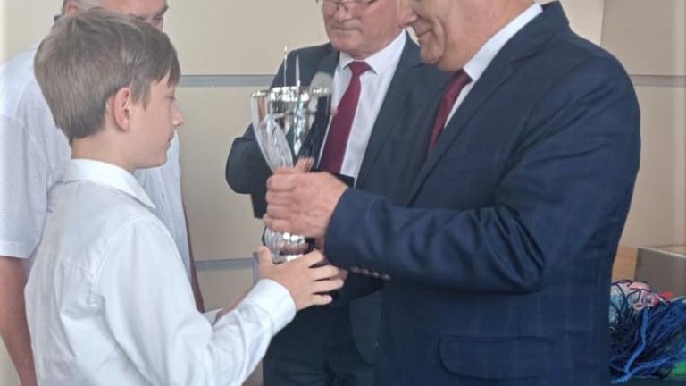 Gratulacje dla nagrodzonych uczniów oraz podziękowania dla rodziców i nauczycieli na zakończenie roku szkoln (82).jpg