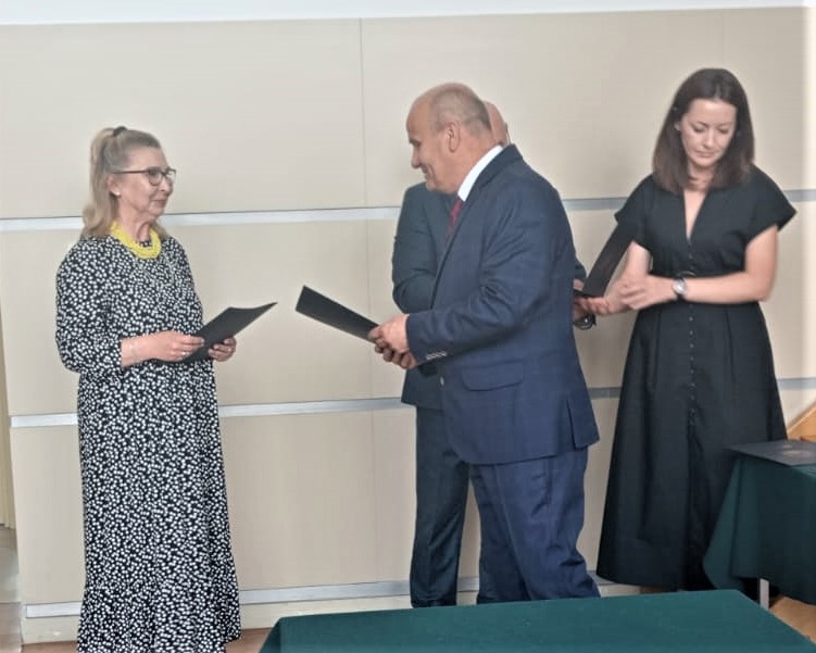 Gratulacje dla nagrodzonych uczniów oraz podziękowania dla rodziców i nauczycieli na zakończenie roku szkoln (83).jpg