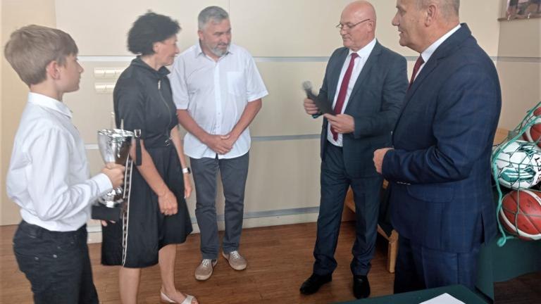 Gratulacje dla nagrodzonych uczniów oraz podziękowania dla rodziców i nauczycieli na zakończenie roku szkoln (85).jpg
