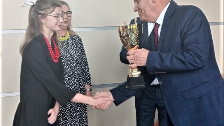 Gratulacje dla nagrodzonych uczniów oraz podziękowania dla rodziców i nauczycieli na zakończenie roku szkoln (86).jpg