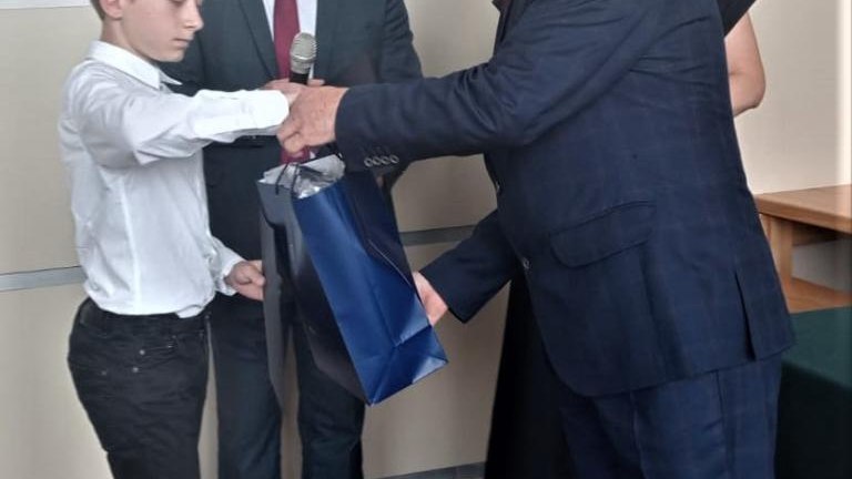 Gratulacje dla nagrodzonych uczniów oraz podziękowania dla rodziców i nauczycieli na zakończenie roku szkoln (87).jpg