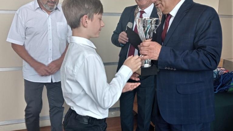 Gratulacje dla nagrodzonych uczniów oraz podziękowania dla rodziców i nauczycieli na zakończenie roku szkoln (88).jpg