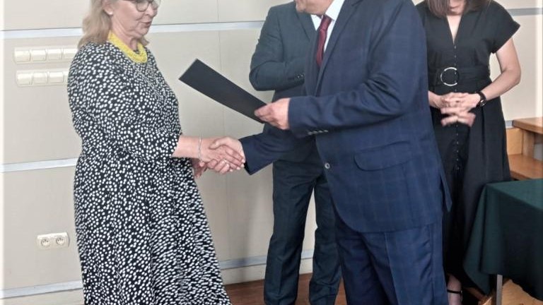 Gratulacje dla nagrodzonych uczniów oraz podziękowania dla rodziców i nauczycieli na zakończenie roku szkoln (89).jpg
