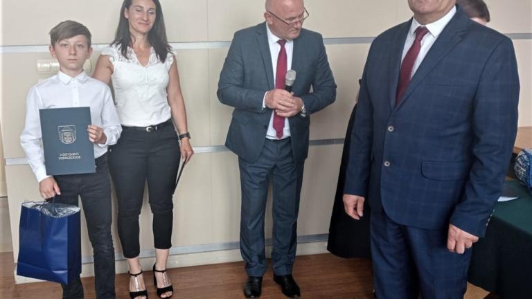 Gratulacje dla nagrodzonych uczniów oraz podziękowania dla rodziców i nauczycieli na zakończenie roku szkoln (90).jpg