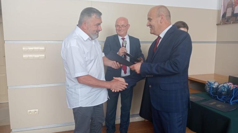 Gratulacje dla nagrodzonych uczniów oraz podziękowania dla rodziców i nauczycieli na zakończenie roku szkoln (91).jpg