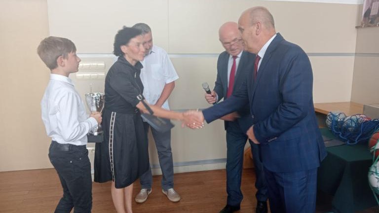 Gratulacje dla nagrodzonych uczniów oraz podziękowania dla rodziców i nauczycieli na zakończenie roku szkoln (92).jpg