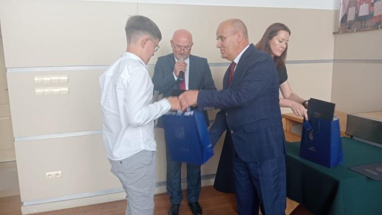 Gratulacje dla nagrodzonych uczniów oraz podziękowania dla rodziców i nauczycieli na zakończenie roku szkoln (93).jpg
