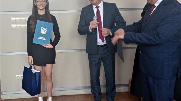 Gratulacje dla nagrodzonych uczniów oraz podziękowania dla rodziców i nauczycieli na zakończenie roku szkoln (94).jpg