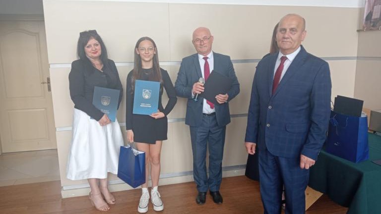 Gratulacje dla nagrodzonych uczniów oraz podziękowania dla rodziców i nauczycieli na zakończenie roku szkoln (95).jpg