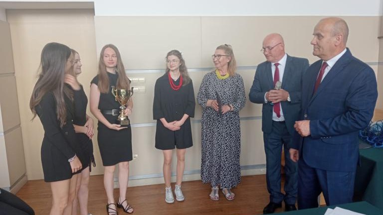 Gratulacje dla nagrodzonych uczniów oraz podziękowania dla rodziców i nauczycieli na zakończenie roku szkoln (96).jpg