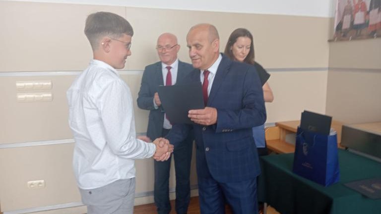 Gratulacje dla nagrodzonych uczniów oraz podziękowania dla rodziców i nauczycieli na zakończenie roku szkoln (97).jpg