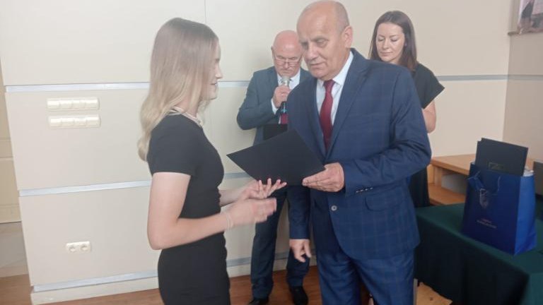 Gratulacje dla nagrodzonych uczniów oraz podziękowania dla rodziców i nauczycieli na zakończenie roku szkoln (98).jpg