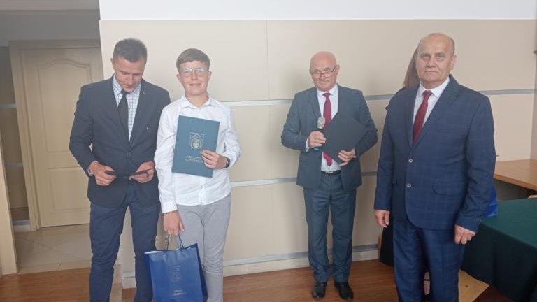 Gratulacje dla nagrodzonych uczniów oraz podziękowania dla rodziców i nauczycieli na zakończenie roku szkoln (99).jpg