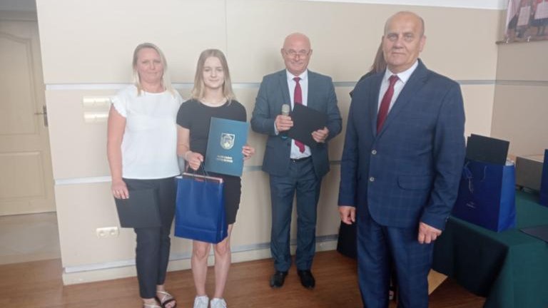 Gratulacje dla nagrodzonych uczniów oraz podziękowania dla rodziców i nauczycieli na zakończenie roku szkoln (102).jpg