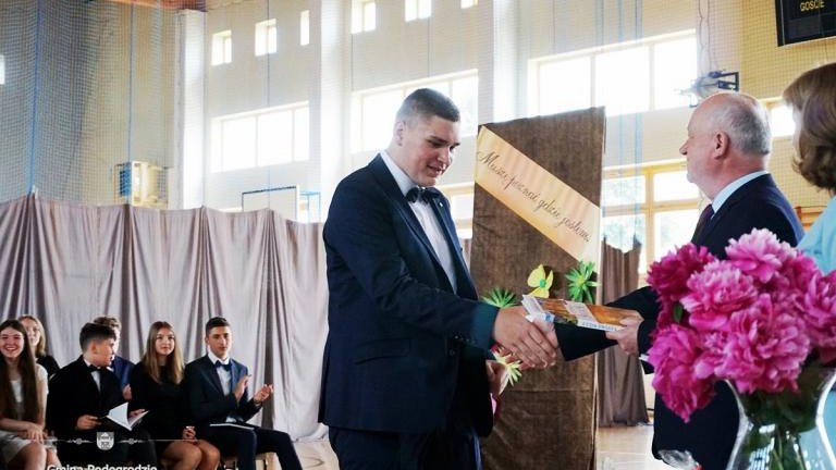 Pożegnanie klas ósmych w SP Brzeznej (11).JPG
