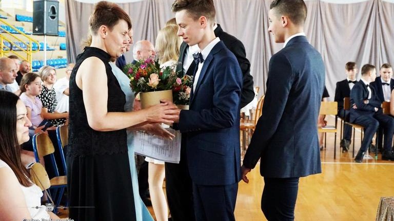 Pożegnanie klas ósmych w SP Brzeznej (13).JPG