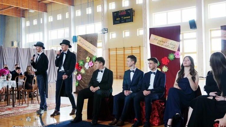 Pożegnanie klas ósmych w SP Brzeznej (14).JPG