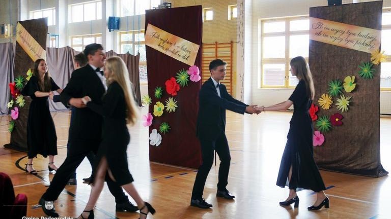 Pożegnanie klas ósmych w SP Brzeznej (15).JPG