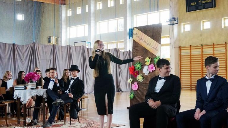 Pożegnanie klas ósmych w SP Brzeznej (16).JPG