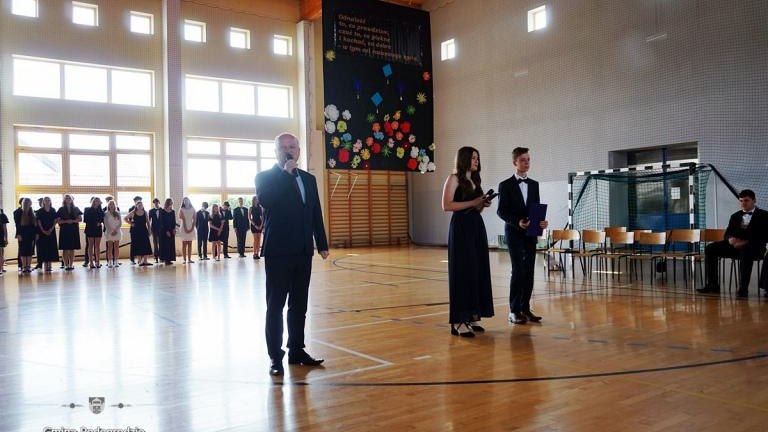 Pożegnanie klas ósmych w SP Brzeznej (2).JPG