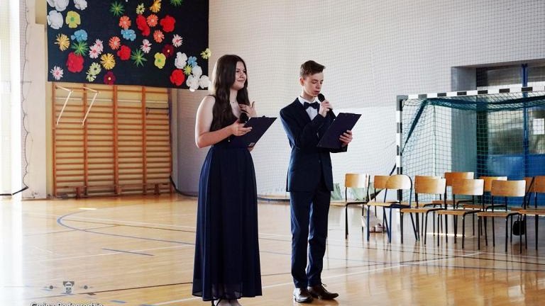 Pożegnanie klas ósmych w SP Brzeznej (3).JPG