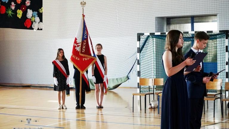 Pożegnanie klas ósmych w SP Brzeznej (5).JPG
