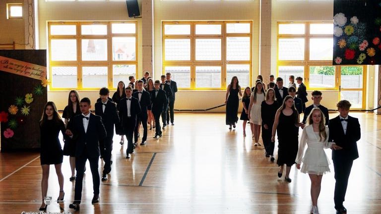 Pożegnanie klas ósmych w SP Brzeznej (6).JPG