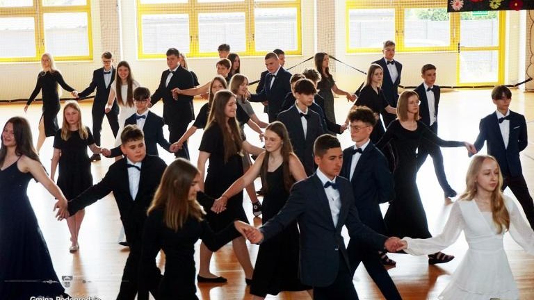 Pożegnanie klas ósmych w SP Brzeznej (9).JPG