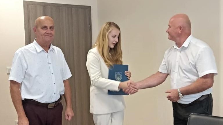 Nowy rok szkolny rozpoczną jako nauczyciele mianowani. Wójt Gminy wręczył 5 awansów (11).jpg