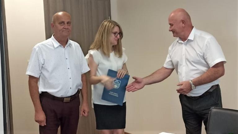 Nowy rok szkolny rozpoczną jako nauczyciele mianowani. Wójt Gminy wręczył 5 awansów (12).jpg