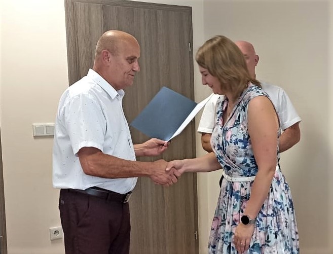 Nowy rok szkolny rozpoczną jako nauczyciele mianowani. Wójt Gminy wręczył 5 awansów (15).jpg