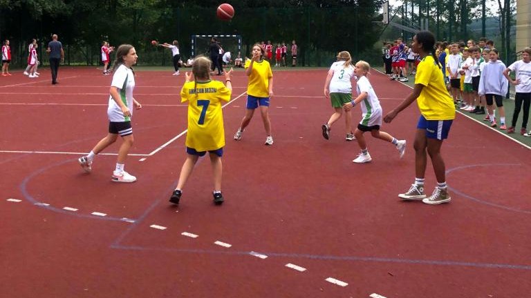 Mistrzostwa Gminy Podegrodzie w mini koszykówce - Igrzyska Dzieci (3).JPG