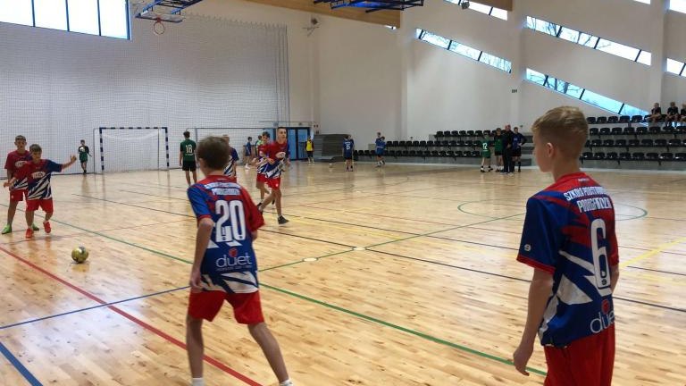 Sukces chłopców z Podegrodzia w halowej piłce nożnej (10).JPG