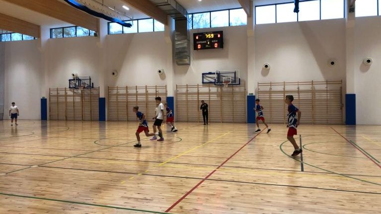 Sukces chłopców z Podegrodzia w halowej piłce nożnej (12).JPG