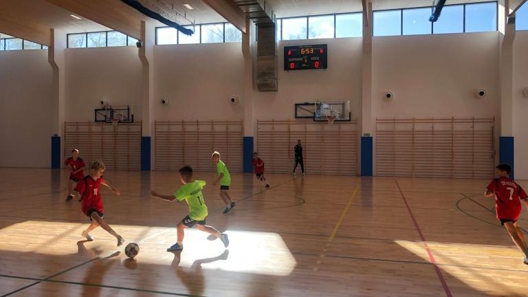 Sukces chłopców z Podegrodzia w halowej piłce nożnej (4).JPG