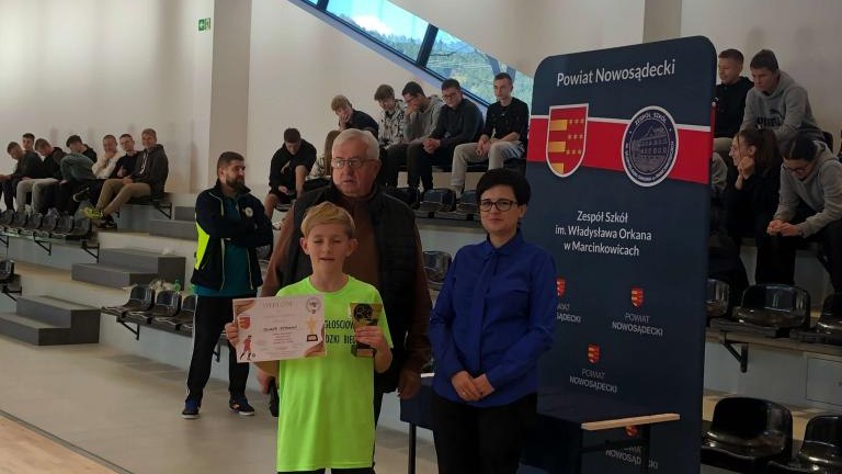 Sukces chłopców z Podegrodzia w halowej piłce nożnej (7).JPG