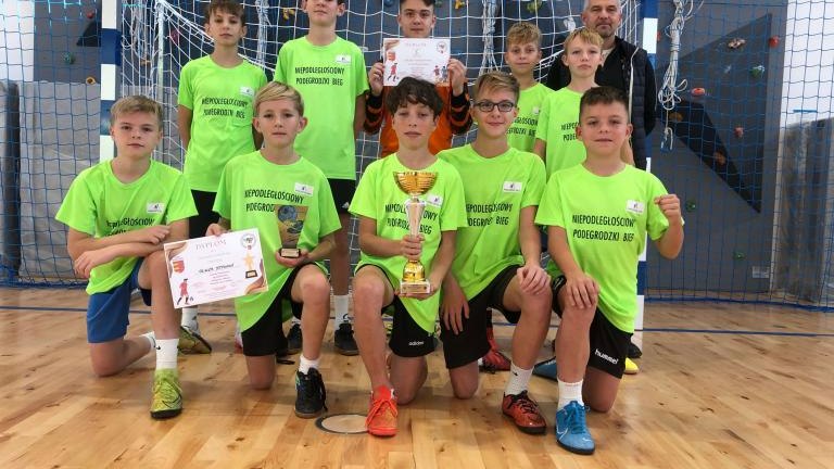 Sukces chłopców z Podegrodzia w halowej piłce nożnej (8).JPG