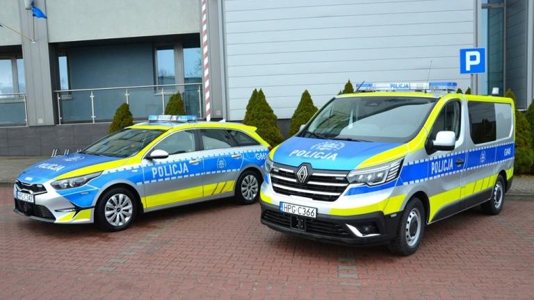 dwa nowe radiowozy, po lewej kia, po prawej renault.JPG