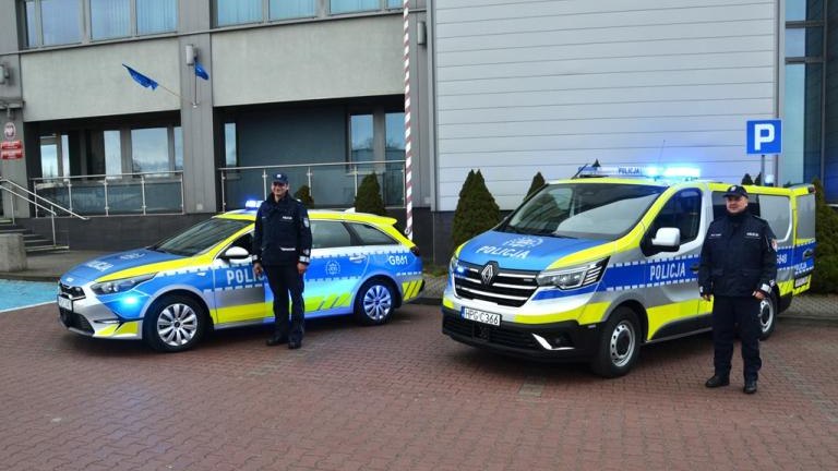 policjanci przy nowych radiowozach.JPG