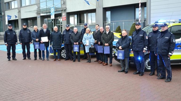 wspólne zdjęcie uczestników spotkania przed komendą.JPG