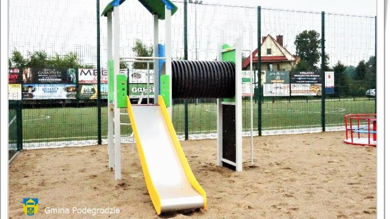 Place zabaw przy Gminnym Przedszkolu i Żłobku w Brzeznej (1).JPG