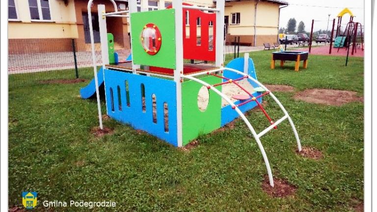 Place zabaw przy Gminnym Przedszkolu i Żłobku w Brzeznej (13).JPG