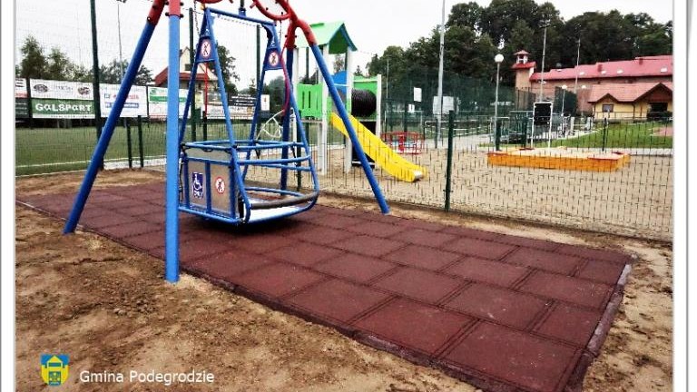 Place zabaw przy Gminnym Przedszkolu i Żłobku w Brzeznej (17).JPG