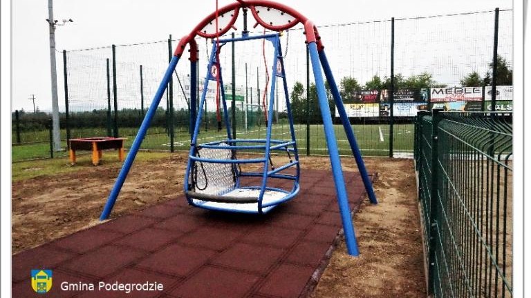Place zabaw przy Gminnym Przedszkolu i Żłobku w Brzeznej (18).JPG