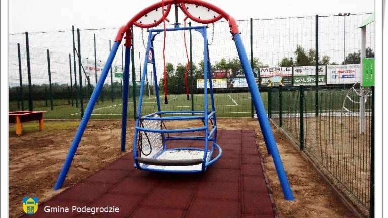 Place zabaw przy Gminnym Przedszkolu i Żłobku w Brzeznej (6).JPG