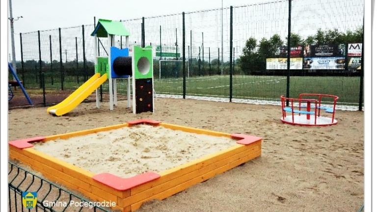 Place zabaw przy Gminnym Przedszkolu i Żłobku w Brzeznej (7).JPG