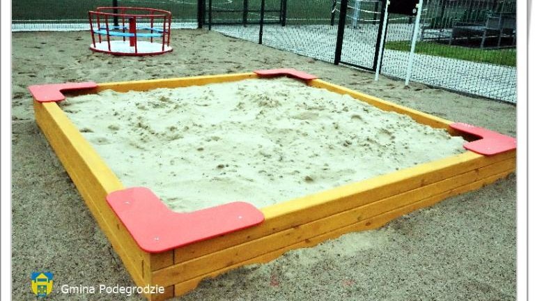 Place zabaw przy Gminnym Przedszkolu i Żłobku w Brzeznej (8).JPG