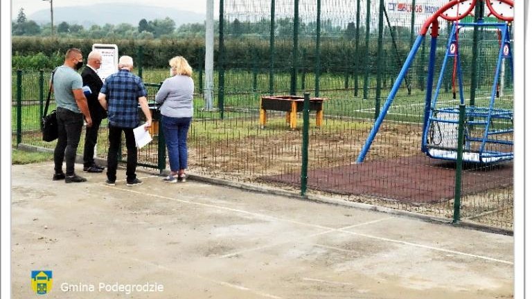 Place zabaw przy Gminnym Przedszkolu i Żłobku w Brzeznej (9).JPG