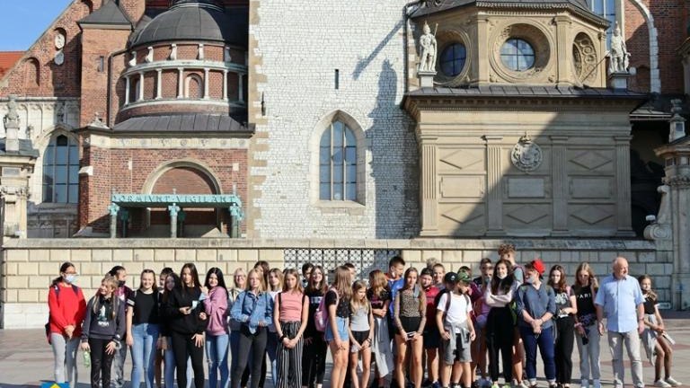 uczniowie SP w Brzeznej na wycieczce (2).JPG