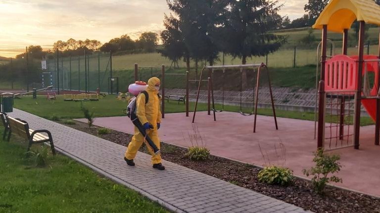 Dezynfekcja obiektów przez OSP (10).jpg